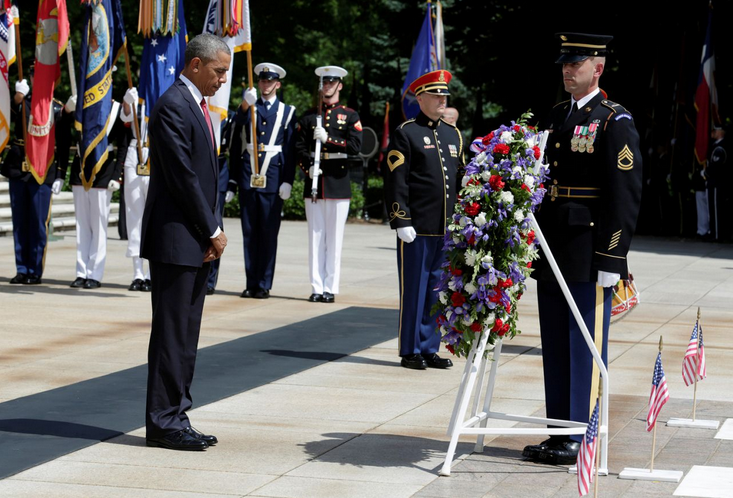 US-Präsident Barack Obama erweist am Memorial Day auf dem Nationalfriedhof in Arlington in Virginia einem unbekannten gefallenen Soldaten seine Ehre. (Bild: Yuri Gripas/Reuters)