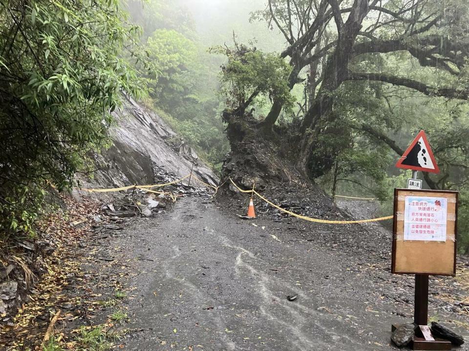 雪霸國家公園管理處表示，目前道路中斷，車輛無法通行，搶通前暫時禁止自行車進入，以免發生危險。   圖：雪霸國家公園管理處／提供