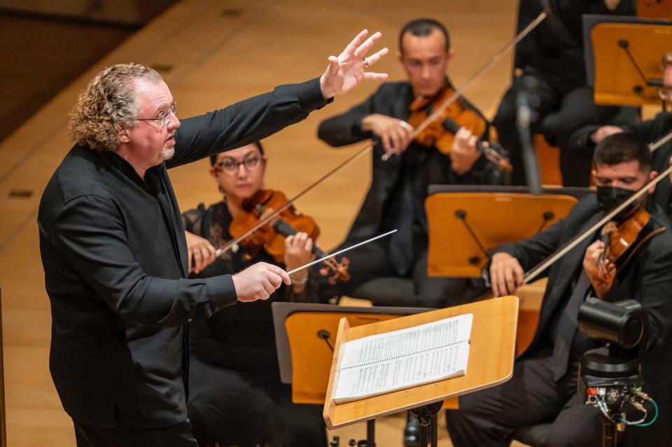 Stéphane Denève y becarios de la New World Symphony (NWS). Foto Alex Markow/Cortesía NWS