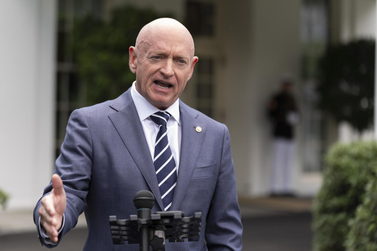 ARCHIVO - El senador Mark Kelly, demócrata por Arizona, habla sobre la frontera sur del país ante el Ala Oeste de la Casa Blanca, el martes 4 de junio de 2024 en Washington. (AP Foto/Manuel Balce Ceneta, Archivo)