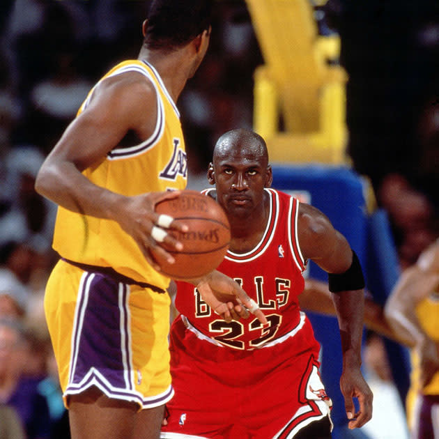 Michael Jordan names the four teammates he'd pick to make the Best Pickup  Team Ever (Video)