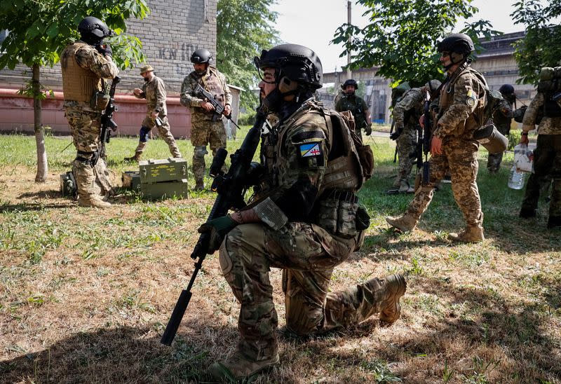 Miembros de la unidad de voluntarios extranjeros que lucha en el ejército ucraniano toman posiciones en Severodonetsk