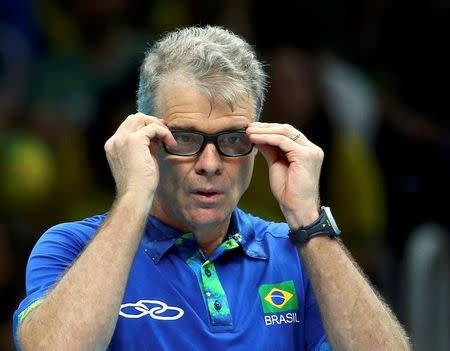 Foto del domingo del entrenador de la selección de voleibol de Brasil, Bernardo Rezende, durante la victoria de su equipo sobre México en los Juegos de Río. Ago 7, 2016. Bernardo Rezende podrá no ser una figura reconocida mundialmente como Michael Phelps, Usain Bolt o Rafael Nadal, pero en Brasil, un país sumamente aficionado al voleibol, el entrenador no puede caminar tranquilamente por las calles de su ciudad natal sin ser detenido para firmar autógrafos o tomarse "selfies" con fans. REUTERS/Marcelo del Pozo IMAGEN SOLO PARA USO EDITORIAL. PROHIBIDA SU VENTA PARA CAMPAÑAS DE MARKETING O PUBLICIDAD.