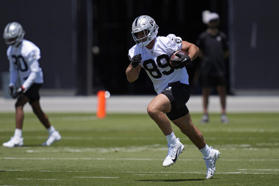 Las Vegas Raiders tight end Brock Bowers (89) runs during an NFL rookie minicamp football practice, Friday, May 10, 2024, in Henderson, Nev. (AP Photo/John Locher)