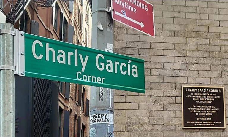 La intersección entre Walker Street y Cortlandt Alley, en Nueva York, ya tiene nombre propio. Desde hoy es oficialmente la “Esquina Charly García”.