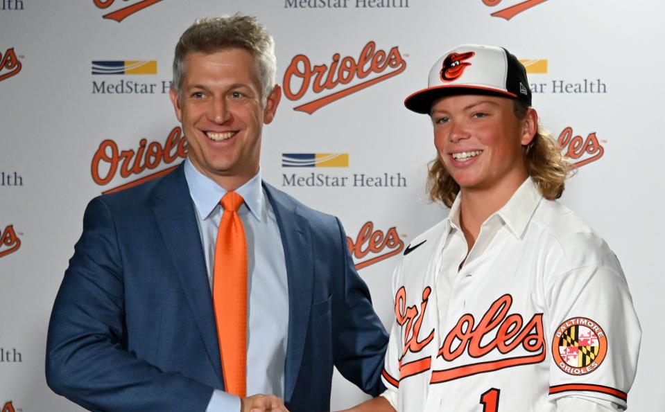 巴爾的摩金鶯總管Mike Elias（左）與百大新秀Jackson Holliday（右）合影畫面。 (Lloyd Fox/Baltimore Sun/Tribune News Service via Getty Images)