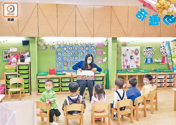 有幼稚園以分組形式上課。（黎忞攝）