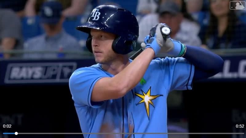 菲利浦斯（Brett Phillips）飛球打到光芒巨蛋屋頂。（圖／翻攝自MLB推特）