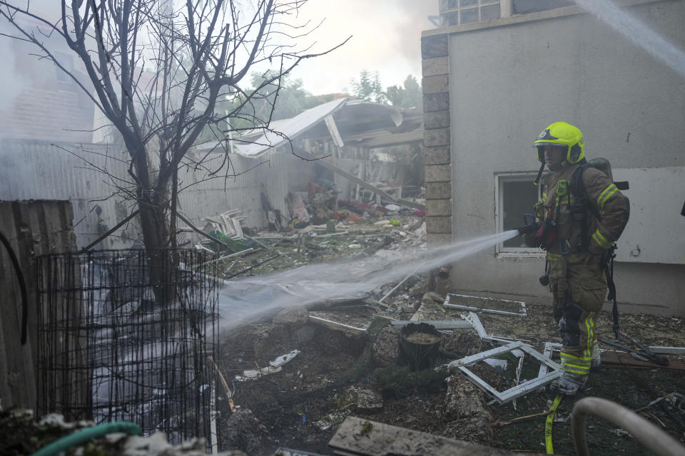 Bomberos israelíes extinguen un incendio luego de que los proyectiles disparados desde la Franja de Gaza alcanzaron una vivienda en Ashkelon, en el sur de Israel, el 7 de octubre de 2023. (AP Foto/Tsafrir Abayov)