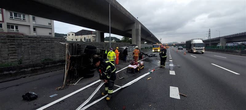 國1北上龜山路段19日發生賓士車追撞小貨車事故。（圖／翻攝畫面）