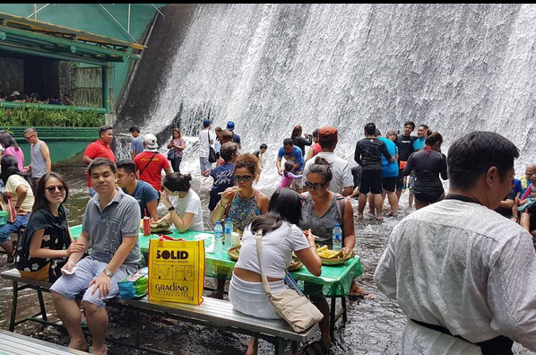 Ein Restaurant unter dem Wasserfall (Bild: Instagram)