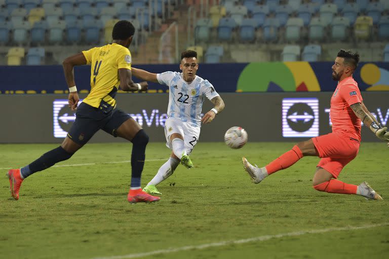 Lautaro Martinez define y será gol: el delantero llega enfocado al partido con Colombia.