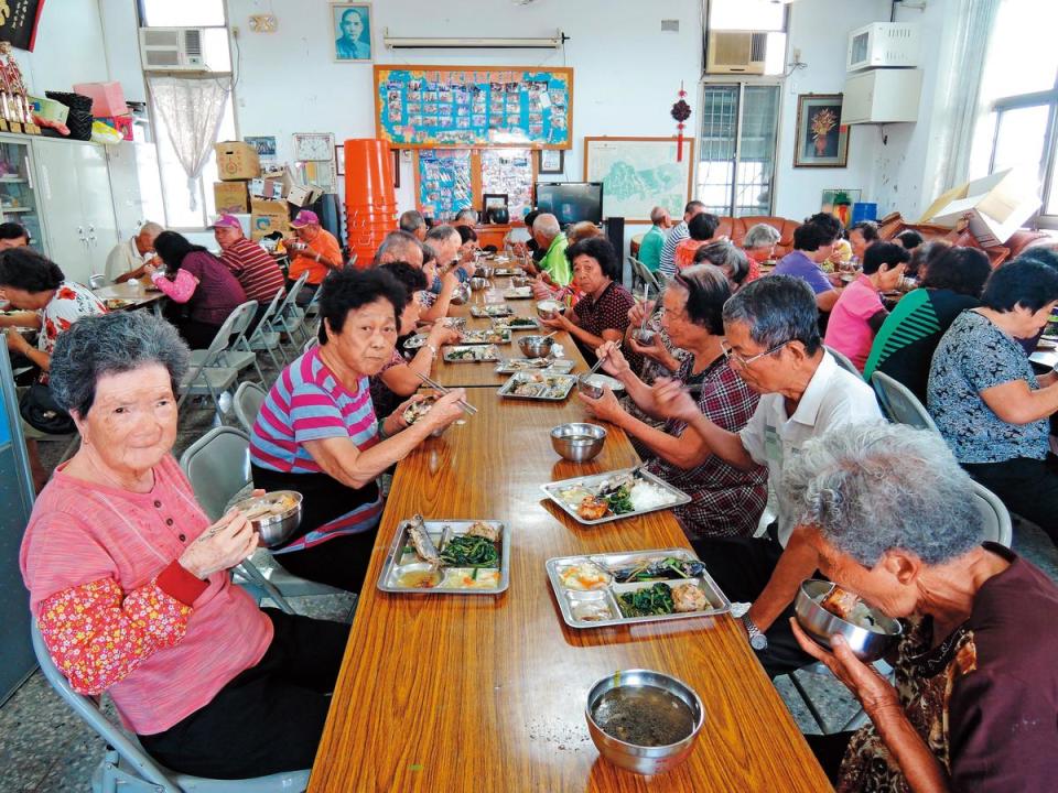 大村鄉公所用羅結夫人的遺產蓋活動中心，假日還供餐給當地年老的鄉民。（大村鄉提供）