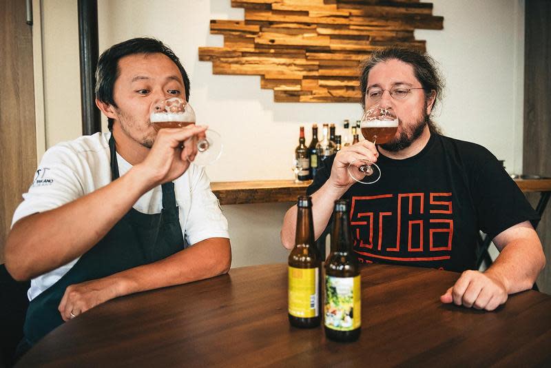 位於法國里昂的米其林二星餐廳「Takao Takano」，2020年選擇「二重奏」為指定用酒。主廚Takao Takano（左）一喝就愛上這款山胡椒小麥啤酒。（福爾摩沙精釀提供）