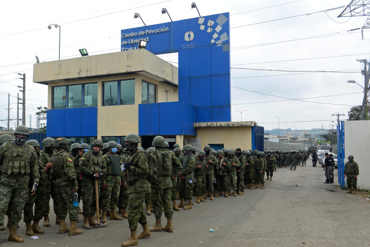 Des membres des Forces armées équatoriennes montent la garde à l’extérieur du pénitencier de la zone n°8 à Guayaquil en Équateur, lors d’une opération conjointe entre la police et l’armée, le 12 août 2023.