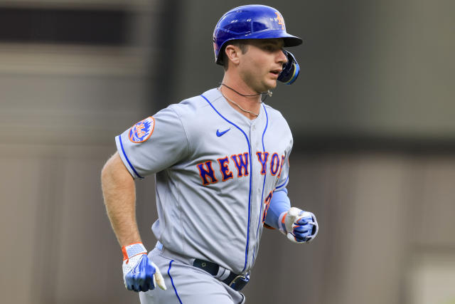 Jake Fraley's first major-league homer (with an assist to the eye