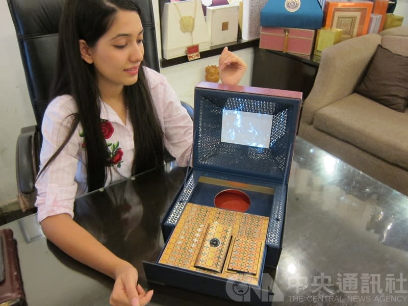 拉維許卡普設計的豪華喜帖，是一個用雷射切割的精美紙盒，內置小型投影機，放映著新人與家族故事的電影，令人無法想像這樣的創意。（中央社）