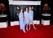 <p>Alana, Danielle y Este Haim, cuyo apellido es el nombre de su banda, acudieron a la ceremonia combinando sus desafortunados estilismos de Prada. (Foto: Jay L. Clendenin / Los Angeles Times via Getty Images)</p> 