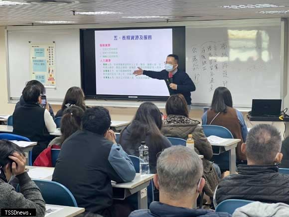 邱英哲五月廿一日以「尋職技巧工作坊求職一點通」為主題帶領青年了解關鍵尋職技巧。（圖：新北青年局提供）