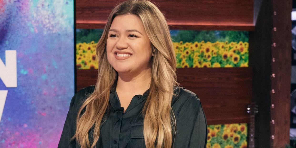 kelly clarkson on the set of her talk show