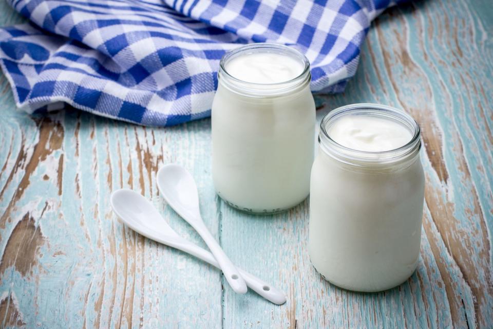 Joghurt ist gesund und lecker. Wenn Sie jetzt glauben, dass fettarmer Joghurt die noch bessere Alternative ist, dann haben Sie sich leider getäuscht. Oft enthält er noch mehr Zucker als die normale Variante. Außerdem ist die Gefahr des Selbstbetrugs recht groß: Wenn "fettarm" draufsteht, verputzt man gerne auch mal größere Mengen. (Bild: iStock / diamant24)