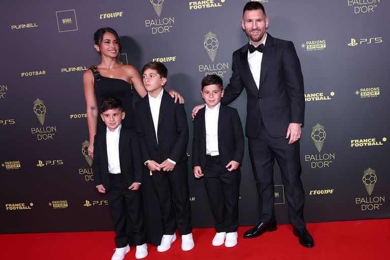 Lionel Messi, Anto Roccuzzo y sus hijos, Thiago, Mateo y Ciro, en la entrega del Balón de Oro: sus looks fueron las estrellas de la noche (Francia) EFE/EPA/MOHAMMED BADRA
