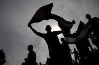 Honduran migrants, part of a caravan trying to reach the U.S., are silhouetted after crossing into Mexico, in Ciudad Hidalgo, Mexico October 19, 2018. REUTERS/Ueslei Marcelino