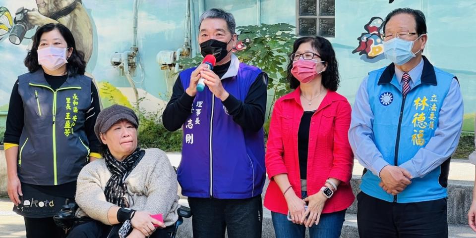 《圖說》台灣障友家庭經濟研究會理事長姜志剛致詞，右二為社會局副局長許秀能。〈障研會提供〉