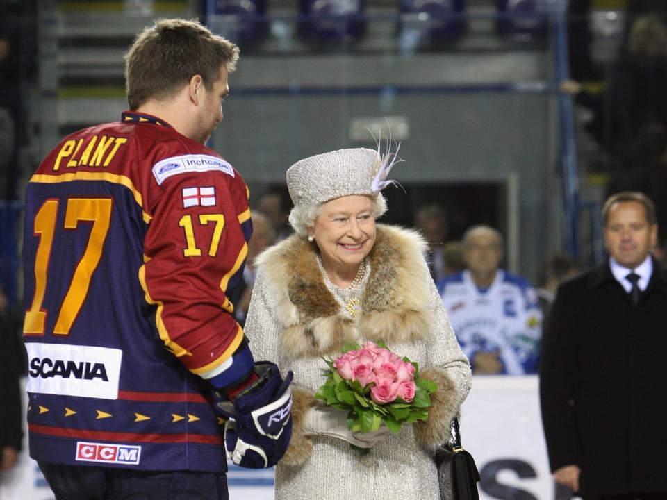 Queen Elizabeth meets ice hockey players