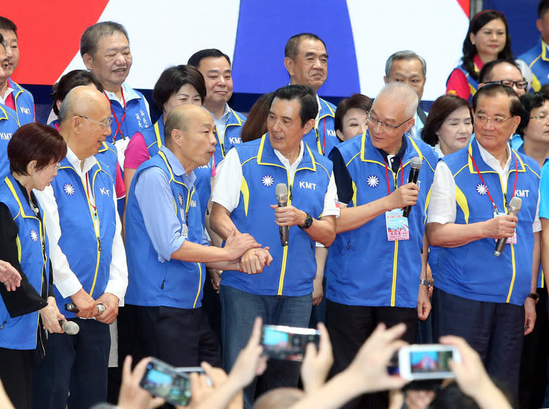 國民黨全代會28日上午在黨代表起立鼓掌通過後，正式提名高雄市長韓國瑜（前左3）為總統參選人，歷任黨主席包括前總統馬英九（前右3）、前副總統連戰（前右1）、吳伯雄（前左2）、洪秀柱（前左1）等人都出席與會，營造團結氣氛。中央社記者郭日曉攝 108年7月28日