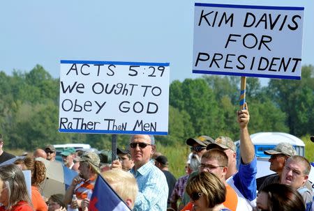 Supporters rally at the Carter County Detention Center for Rowan County clerk Kim Davis, who remains in jail for contempt of court in Grayson, Kentucky September 5, 2015. REUTERS/Chris Tilley