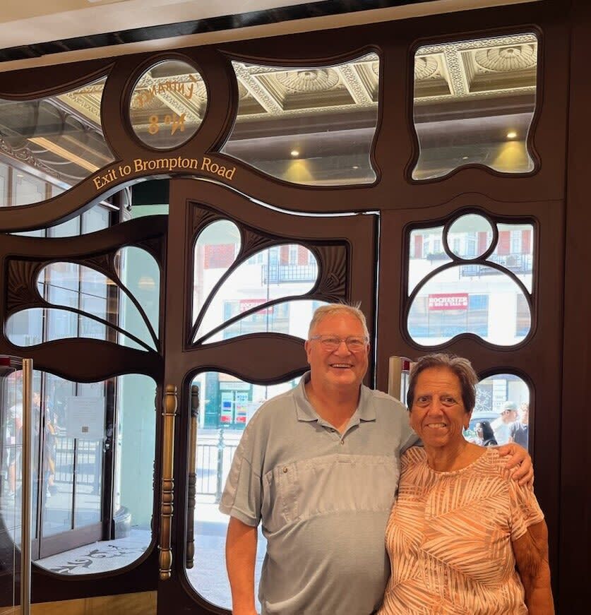 Aquí están Dave y Angela fotografiados en los grandes almacenes Harrods durante una visita a Londres en 2023. (Angela Burtenshaw)