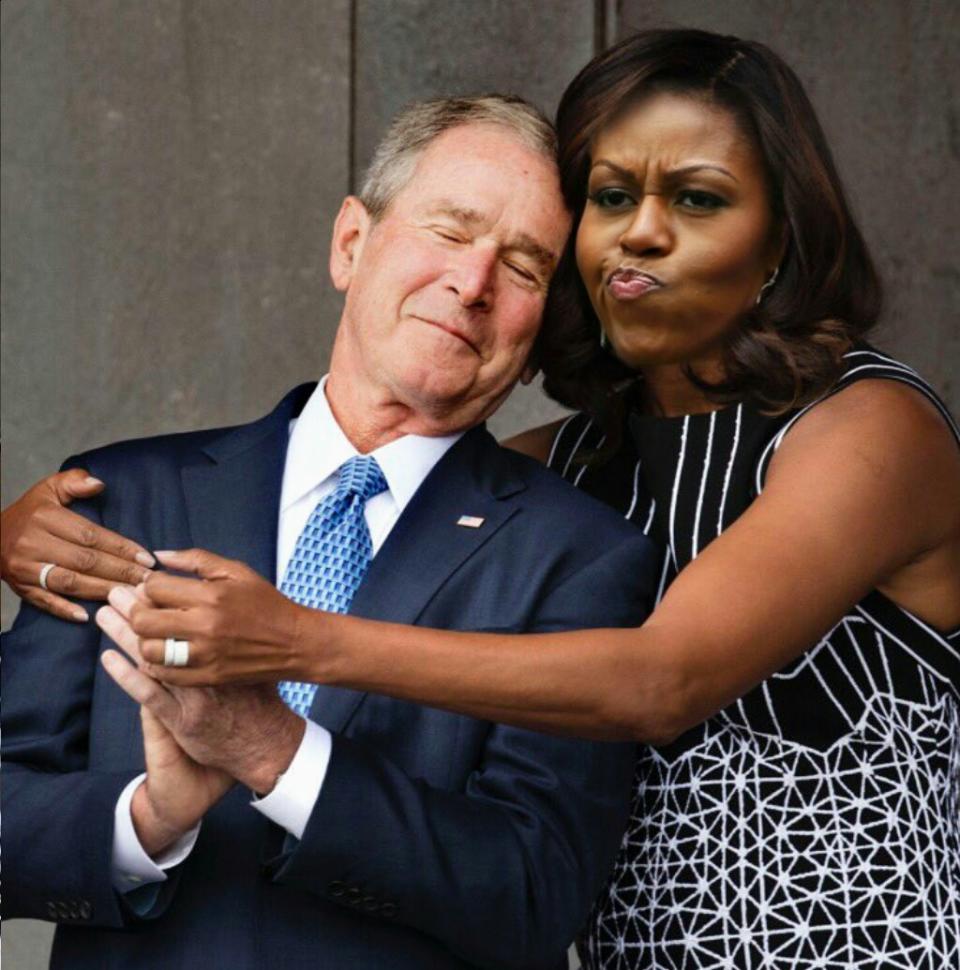 So lacht das Netz über die Kuschelattacke von Michelle Obama auf George W. Bush