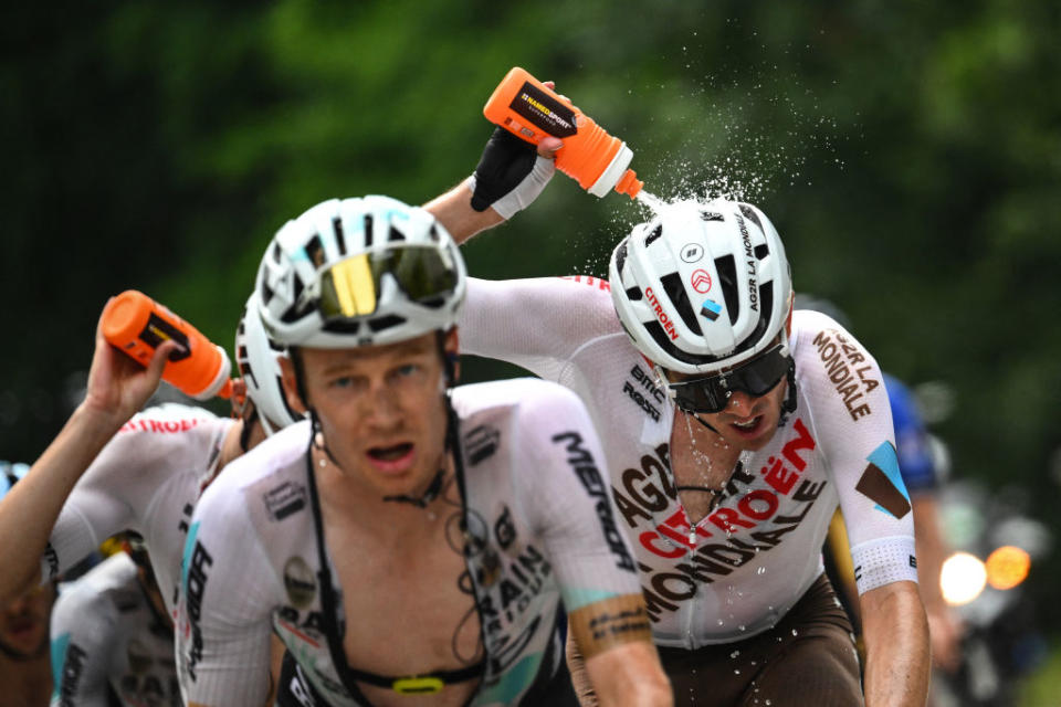 AG2R Citroen Team's Australian rider Ben O'Connor douses himself with water to cool down as he cycles in the ascent of the Col de la Loze during the 17th stage of the 110th edition of the Tour de France cycling race, 166 km between Saint-Gervais Mont-Blanc and Courchevel, in the French Alps, on July 19, 2023. (Photo by Marco BERTORELLO / AFP)