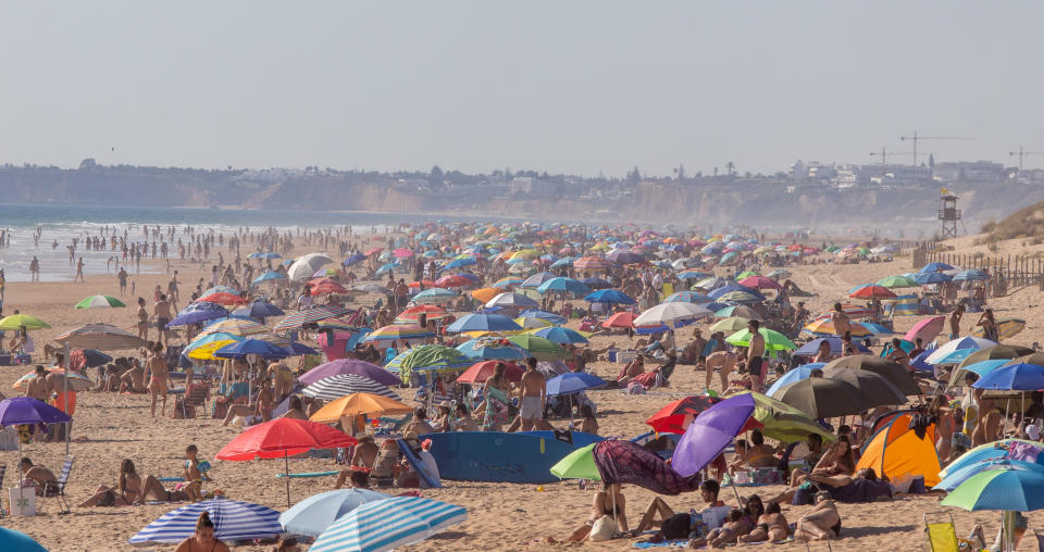 Playas hasta la bandera: Cádiz ha cerrado el acceso a algunas tras estas aglomeraciones