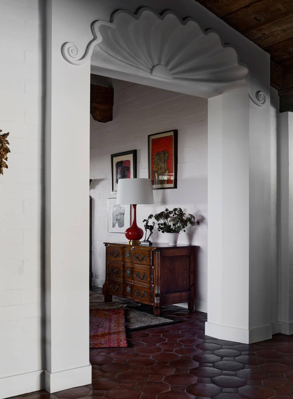 A scalloped plaster molding marks the entry to the living room.