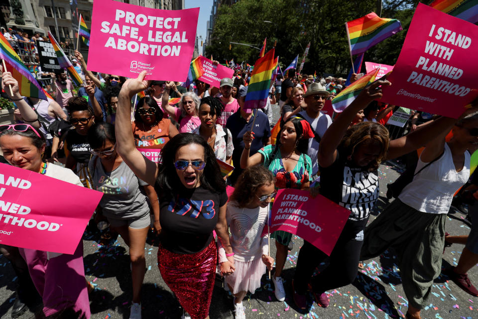 Des membres de Planned Parenthood invités à diriger la marche du défilé NYC Pride 2022 en réponse à l'annulation de la décision historique sur l'avortement Roe v Wade, à New York, New York, États-Unis, le 26 juin 2022. REUTERS/Brendan McDermid