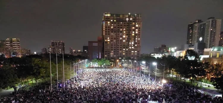 昨晚台中市府前廣場滿滿人潮非常驚人。翻攝自鄭照新臉書