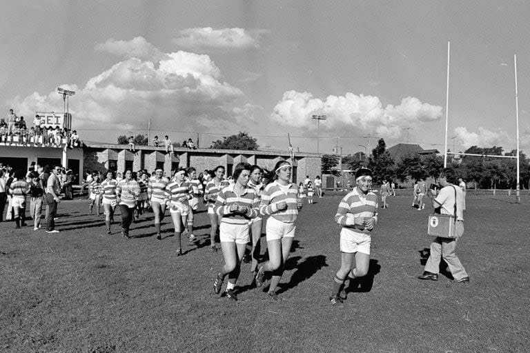 Alumni entra en la cancha para el primer partido de mujeres de la historia: 23 de novimebre de 1985