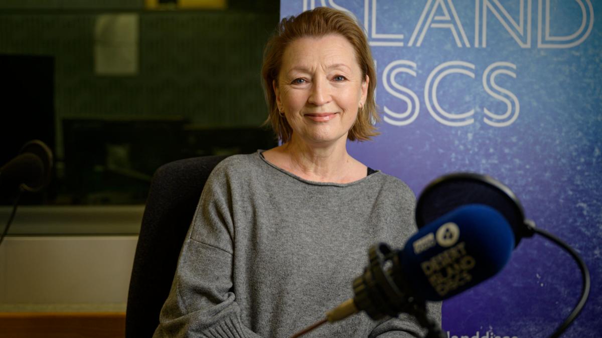 Lesley Manville se souvient d’une réunion de famille “bonkers” avec Gary Oldman aux Oscars 2018