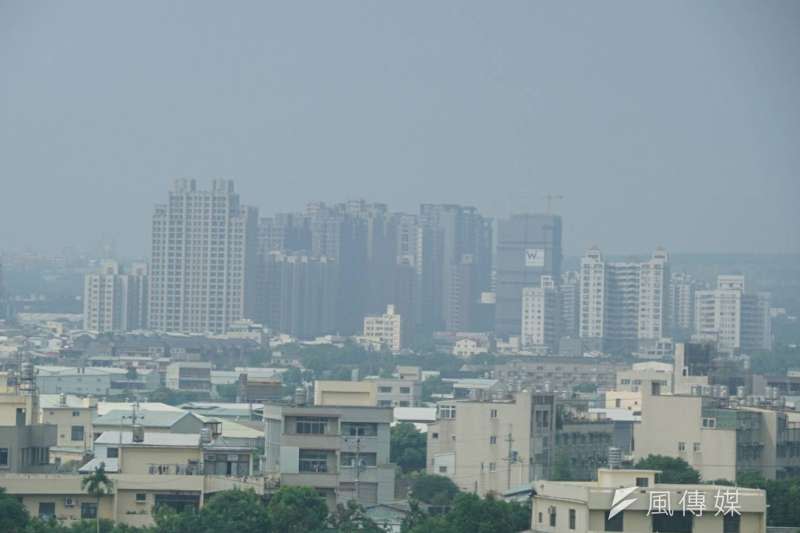 2017-10-11-台中地區霧霾嚴重。空氣品質。空氣汙染02。（盧逸峰攝）