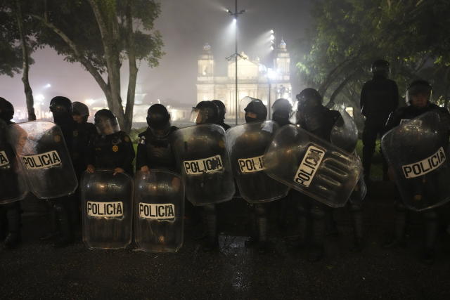 Guatemala's army breaks ranks with president over court ruling