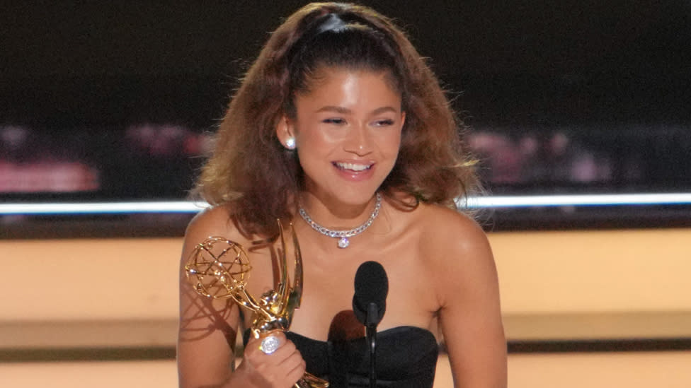 Zendaya agradece el premio Emmy en el escenario este lunes.