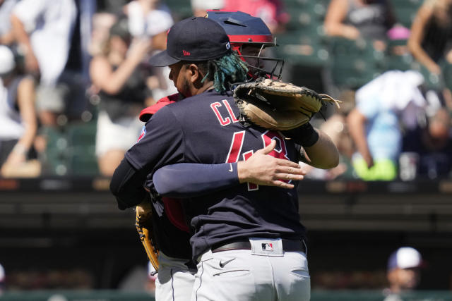 White Sox pound 5 homers, rock Central-leading Guardians 8-2