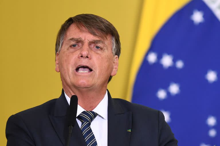 El presidente brasileño, Jair Bolsonaro, habla durante la ceremonia de lanzamiento de nuevas entregas del 'Programa Renta y Oportunidad' en el Palácio do Planalto, en Brasilia, el 25 de marzo de 2022. 