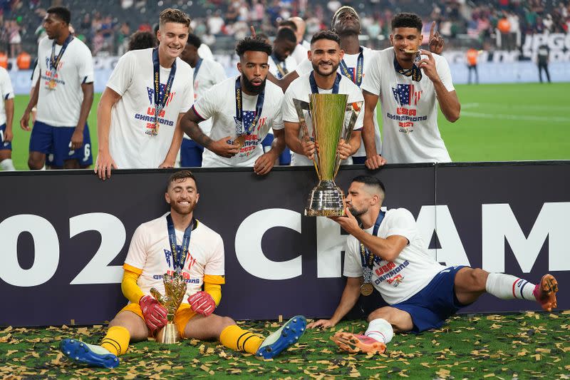 Jugadores de Estados Unidos celebran tras obtener la Copa Oro de la Concacaf