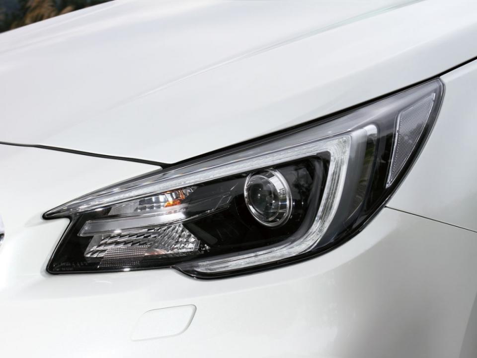 LED頭燈、燈眉與水箱護罩造型貫連，賦予車頭銳利神情。