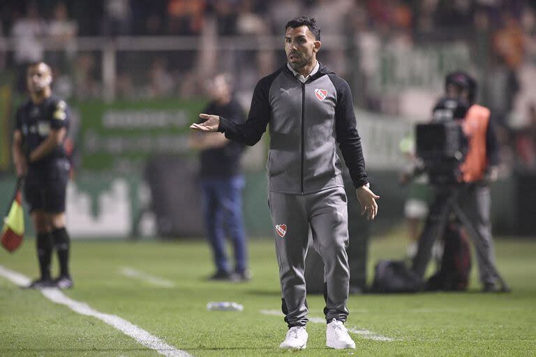 Carlos Tevez, DT de Independiente, da indicaciones en la cancha de Banfield