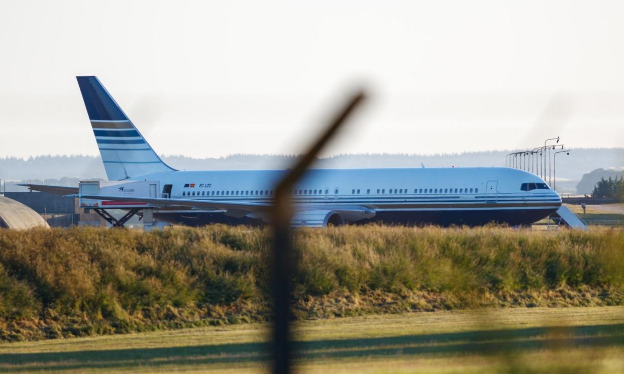 <span>A plane scheduled to take asylum seekers to Rwanda waits on an MoD runway in Amesbury, Wiltshire, in June 2022. The flight did not leave as planned.</span><span>Photograph: Anadolu Agency/Getty Images</span>
