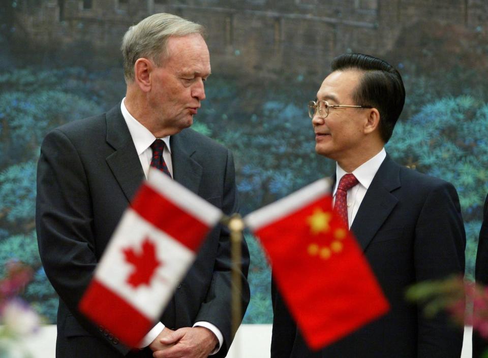 Jean Chrétien and Chinese Premier Wen Jiabao chat at the Great Hall of the People in Beijing in October 2003 as the prime minister at the time kicked off a visit to China. (CP PHOTO/Paul Chiasson)